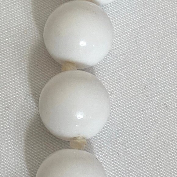 Vintage 60s White Beaded Hand Knotted Necklace - Picture 6 of 10